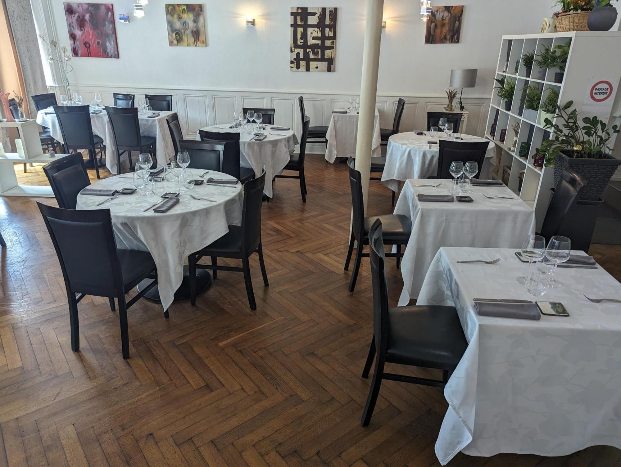 Logis Hotel Restaurant De La Poste Pontgibaud Eksteriør billede