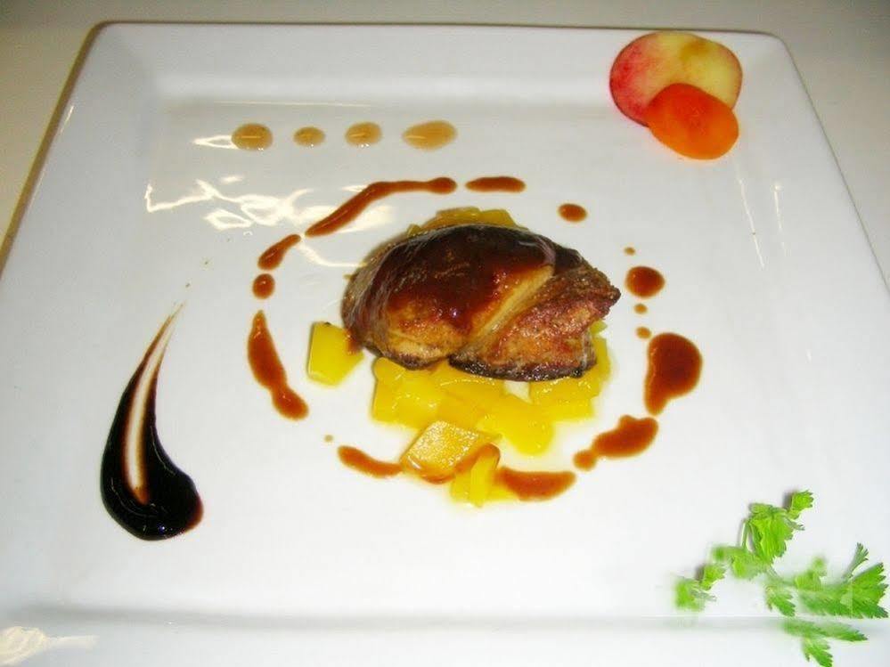 Logis Hotel Restaurant De La Poste Pontgibaud Eksteriør billede