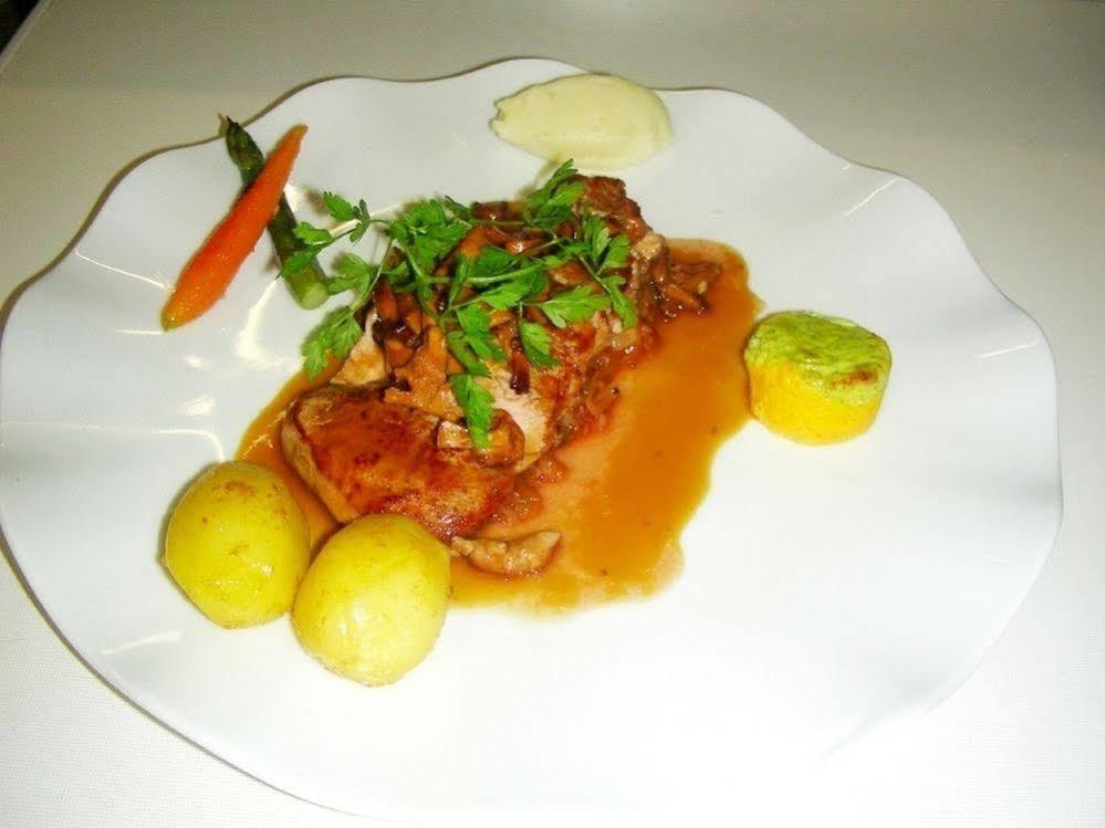 Logis Hotel Restaurant De La Poste Pontgibaud Eksteriør billede