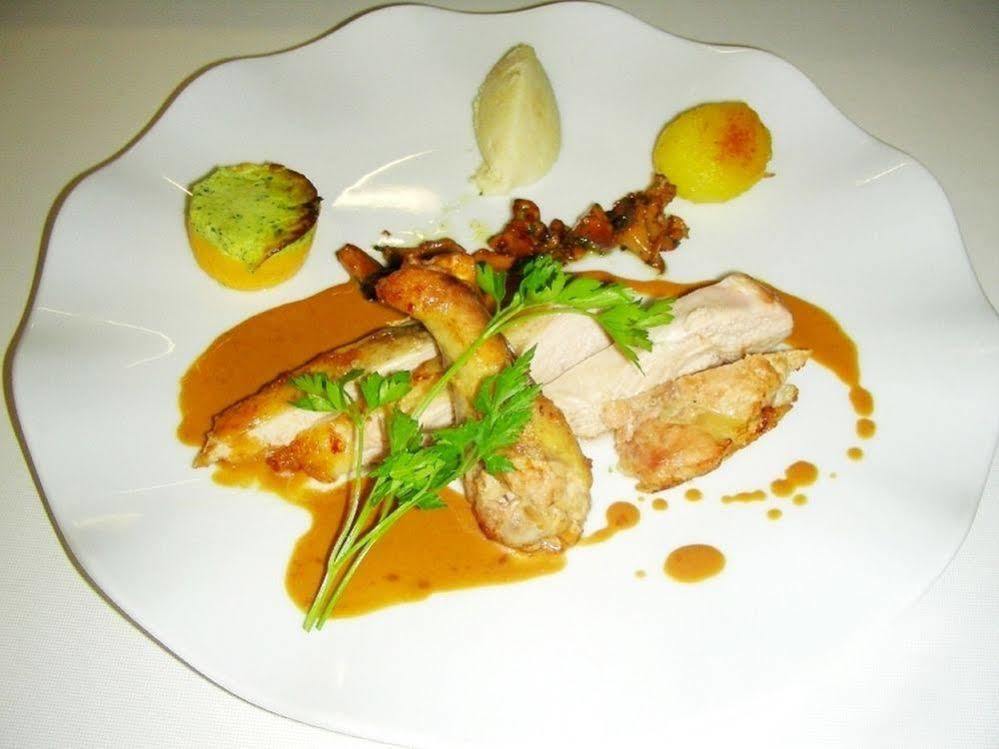 Logis Hotel Restaurant De La Poste Pontgibaud Eksteriør billede