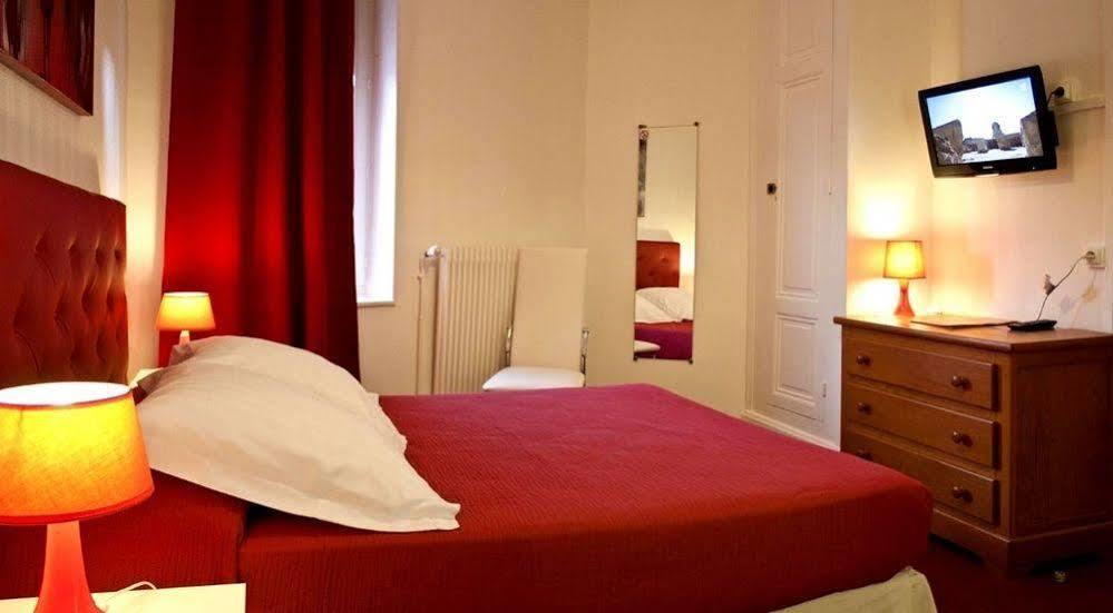 Logis Hotel Restaurant De La Poste Pontgibaud Eksteriør billede