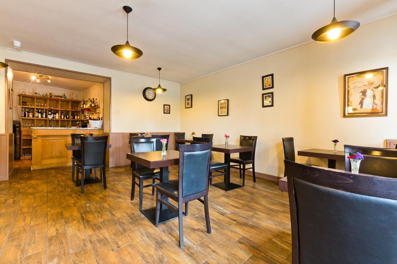 Logis Hotel Restaurant De La Poste Pontgibaud Eksteriør billede